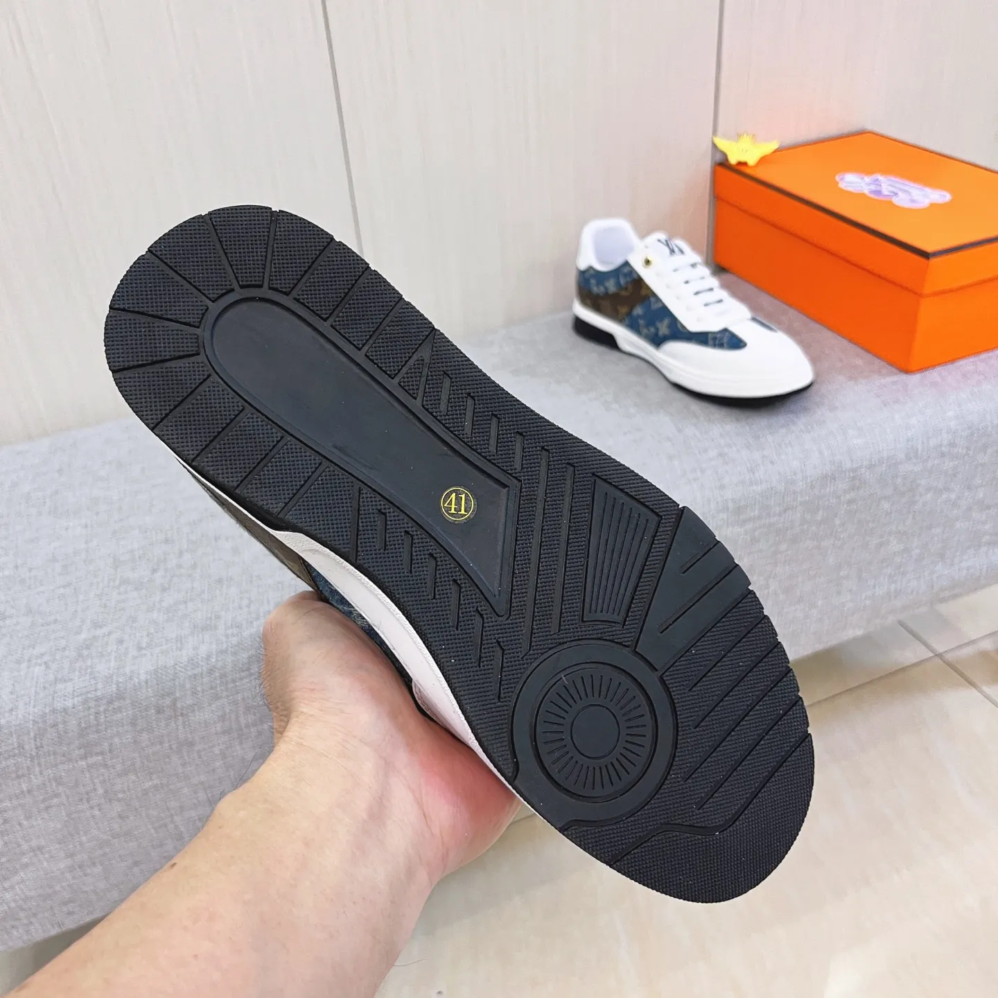 🚘🚘Factory batch 420💰【LV】🔥Louis Vuitton high-end men's shoes brand official website 1:1 latest masterpiece: the upper is made of Italian imported first-layer cowhide with a comfortable and breathable lining➕original non-slip and wear-resistant outsole🔥, making walking more convenient and comfortable! An exclusive new model, a stunning work, a beautiful 1:1 replica [color] compared to the official quality! Create a fashionable personality to set off your uniqueness! A must-have for trendy men! Classic 🔥 Size: 38-44 Color: 🔥 2⃣️ colors available 🔥.